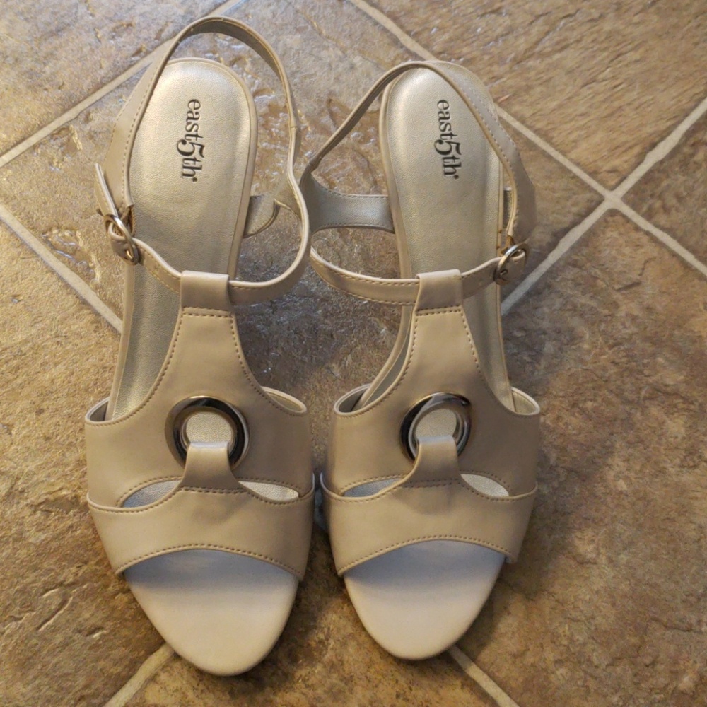 east5th bone colored heel.